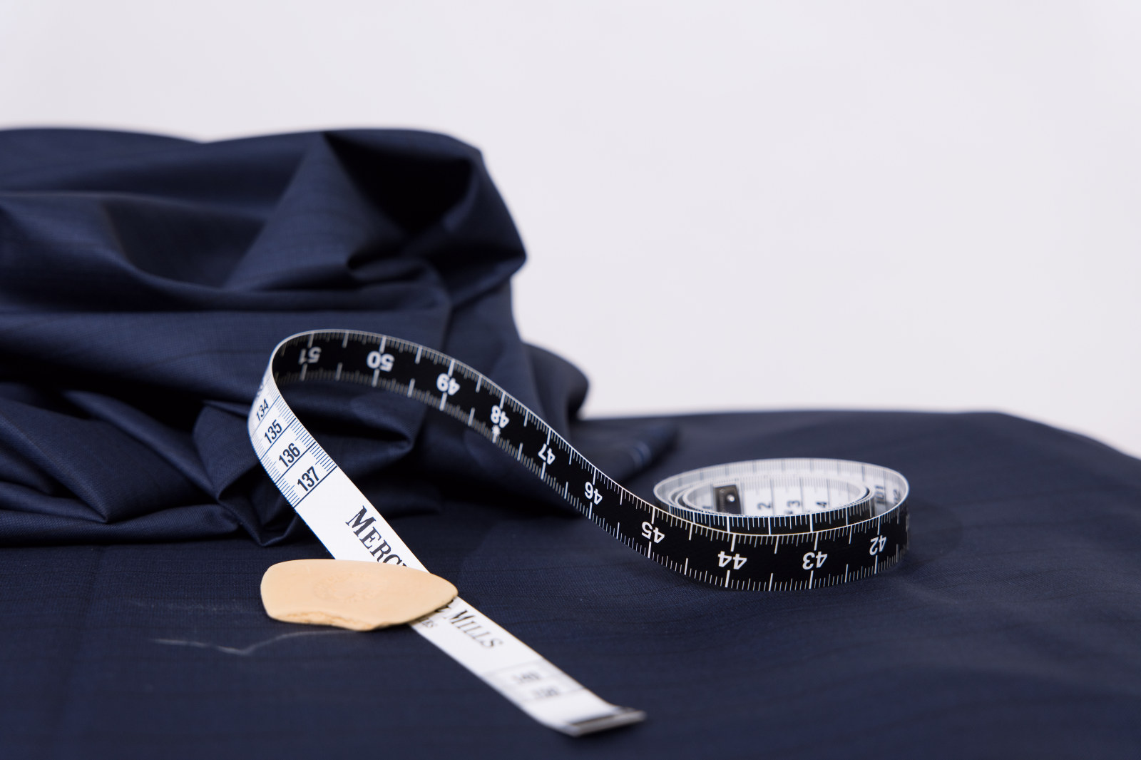 訂製西服 — 面料與皮尺