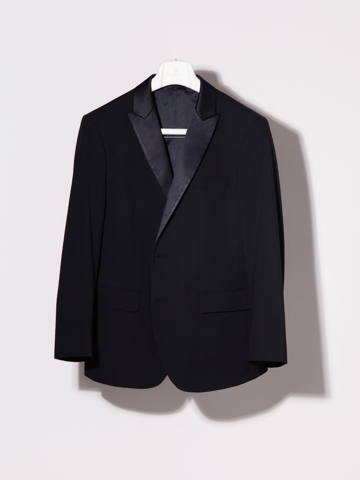 台中西裝出租｜黑色緞面翻領西裝 婚禮新郎西服